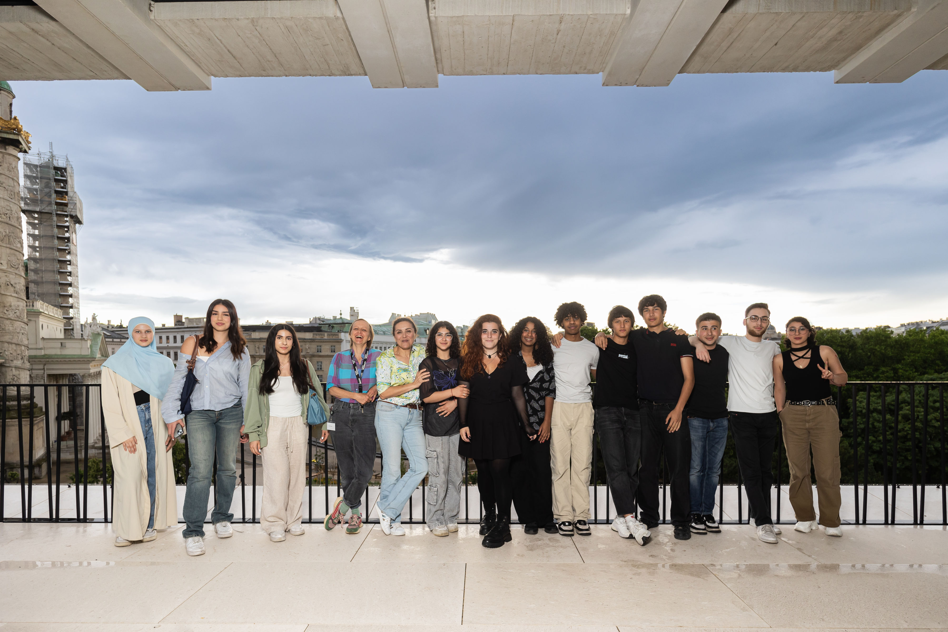 Jugendliche auf der Terrasse des Wien Museums posieren für das Gruppenfoto.