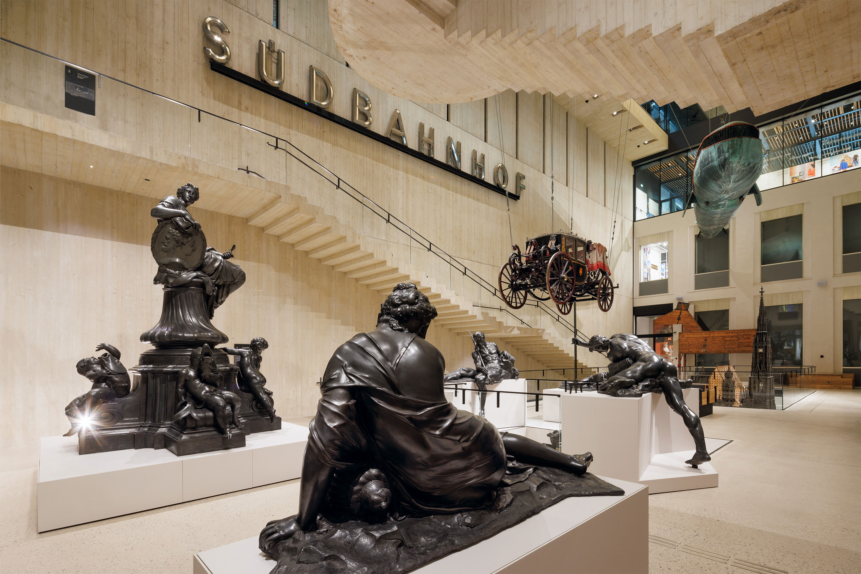 Blick in die Halle mit allen Großobjekten: Donnerbrunnen, Südbahnhof Schriftzug, Stephansdommodell, Kutsche, Wal, Waldheim Pferd