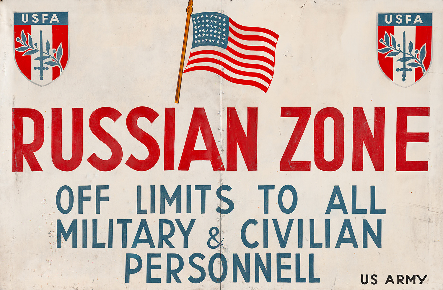 Schild mit Aufschrift „Russian Zone – Off Limits to all Military & Civilian Personnell“, verziert mit USFA-Wappen und einer amerikanischen Flagge.